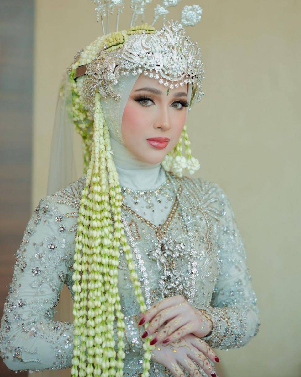 hijab do pernikahan 2024 (instagram.com/erniaredberry)
