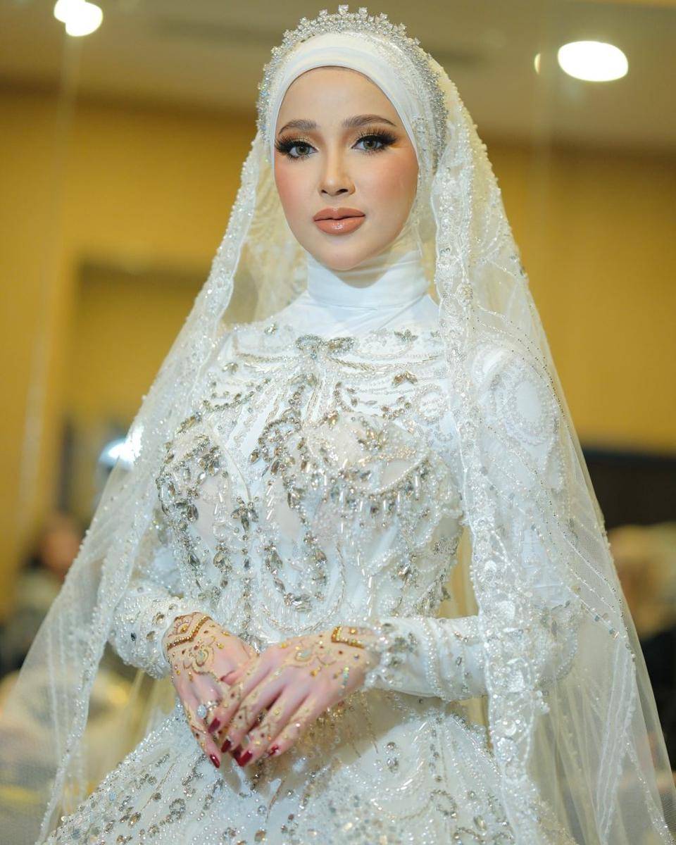 hijab do pernikahan 2024 (@fahrirahman.sp via instagram.com/erniaredberry)