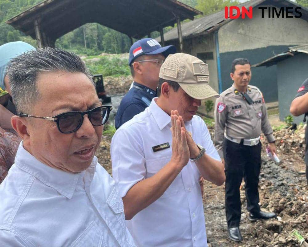 MenLH menyegel TPA Bakung, Sabtu (28/12/2024). (IDN Times/Tama Yudha Wiguna).