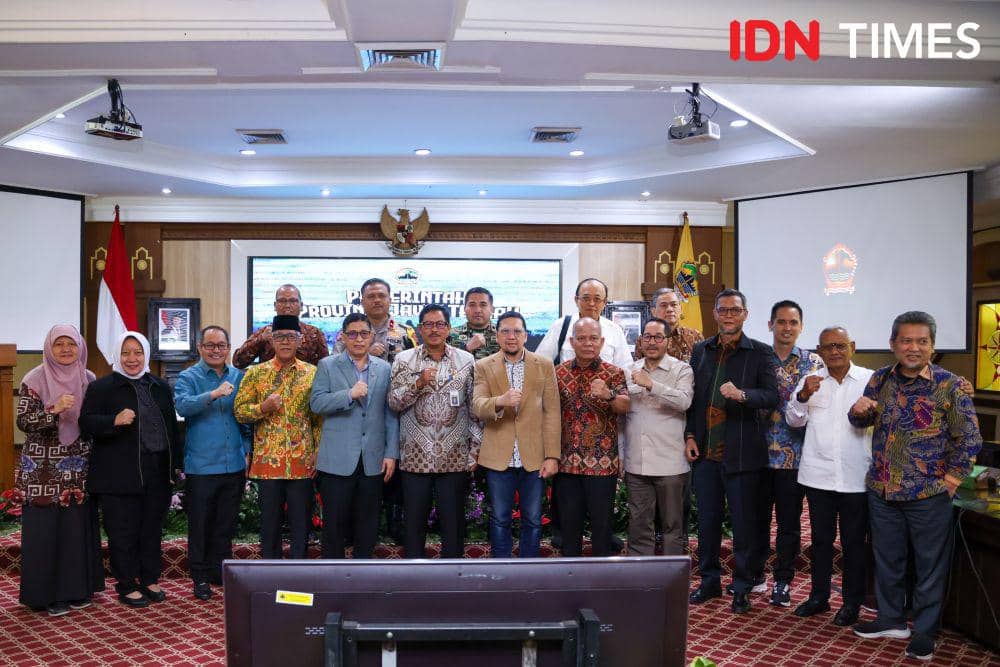 Ketua Baleg DPR RI, Bob Hasan foto bareng jajaran Baleg dan Pemprov Jateng. (IDN Times/Fariz Fardianto)