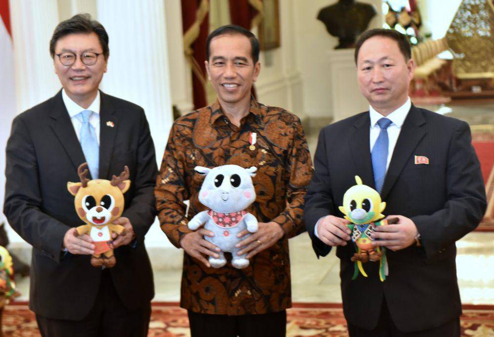 Jokowi bersama duta besar Korea Selatan (kiri) dan Korea Utara (kanan) di Istana Merdeka pada tahun 2018. (setkab.go.id/Humas)