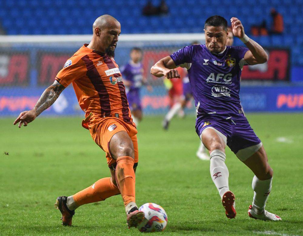 Pemain Borneo FC Gabriel Furtado (jersey oranye) berduel dengan pemain Persik Kediri Ramiro Fergonzi pada pertandingan pekan 17 Liga 1 di Stadion Batakan, Kota Balikpapan, Jumat (27/12/2024). (Dok. Media Officer Borneo FC)