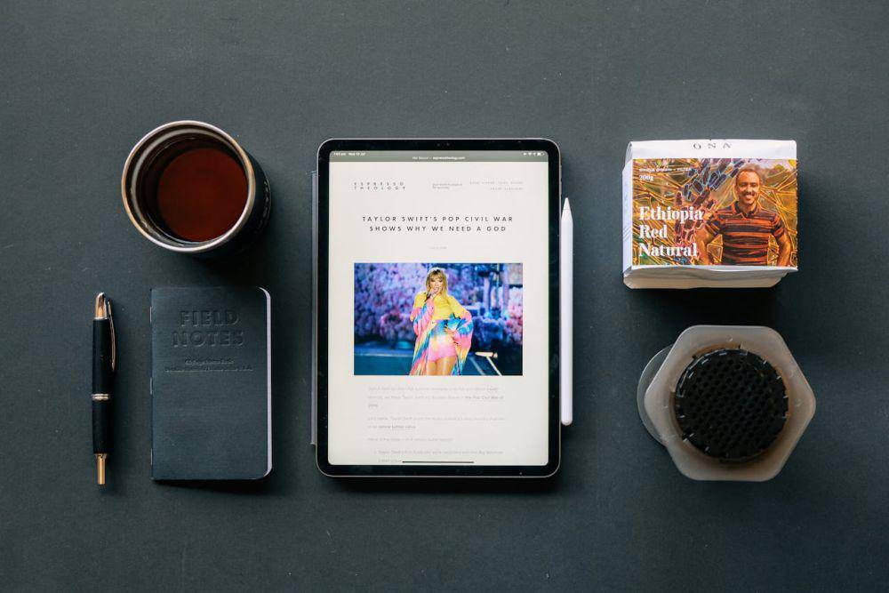 ilustrasi mengelola blog dengan menggunakan iPad (pexels.com/Faith Stocksey)
