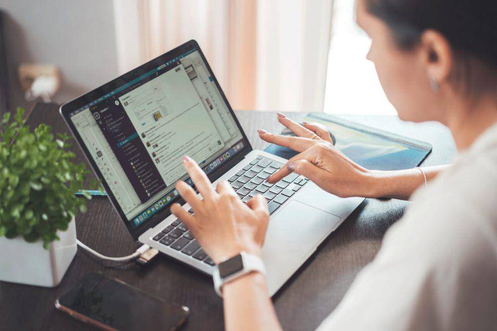 ilustrasi orang membuat website properti (pexels.com/Oleksandr P)