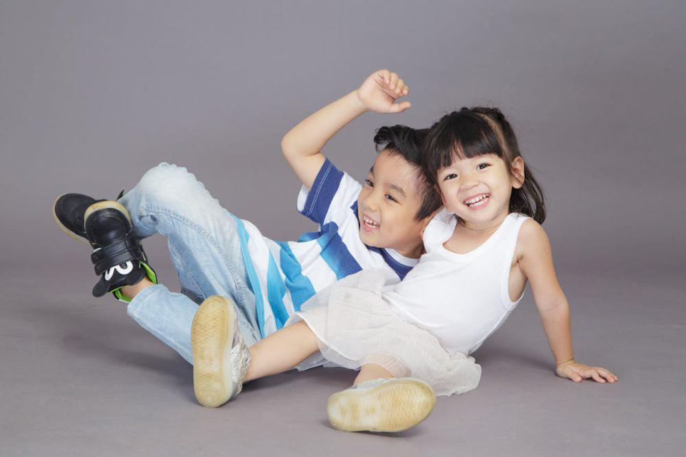 5 Tips Mengatasi Rivalitas Antara Kakak dan Adik