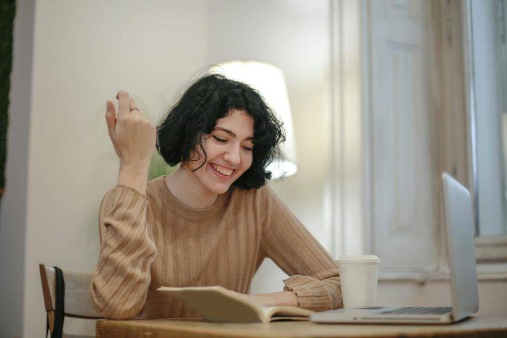 ilustrasi wanita positive vibes (pexels.com/Andrea Piacquadio)