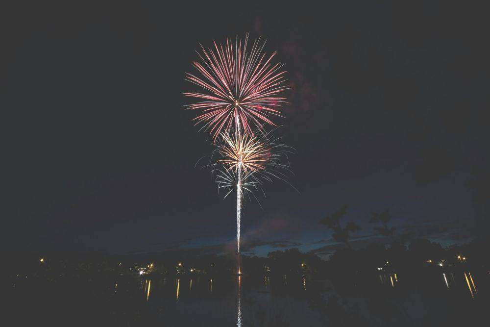 Ilustrasi kembang api. (Unsplash.com/Adam Whitlock)