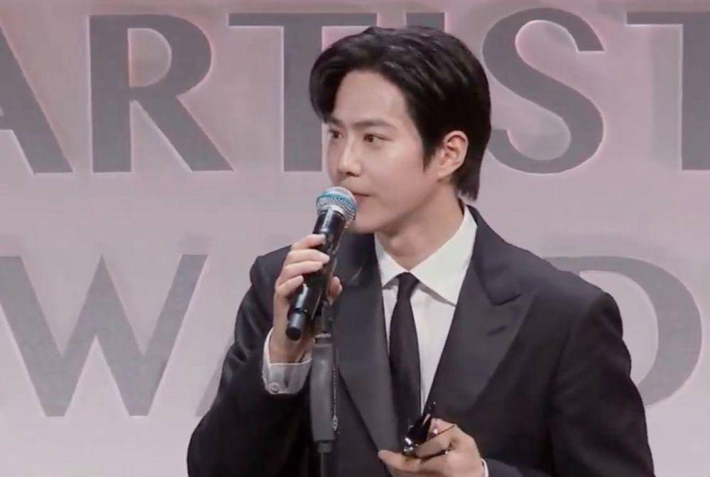 cuplikan momen Suho EXO memenangkan penghargaan di AAA 2024 (dok. Asia Artist Award)