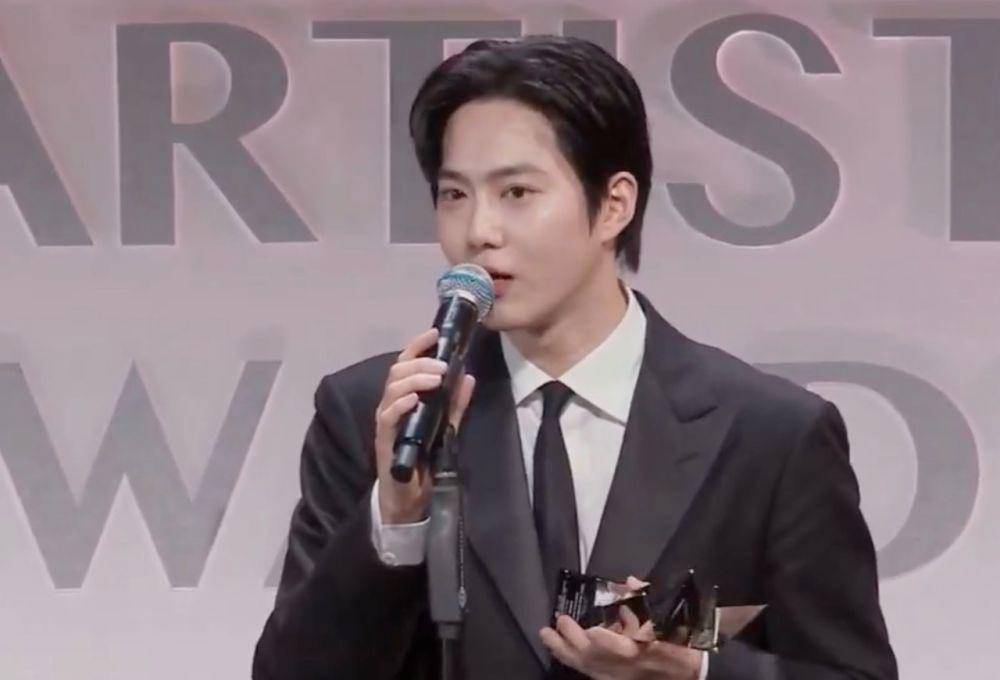 cuplikan momen Suho EXO memenangkan penghargaan di AAA 2024 (dok. Asia Artist Award)