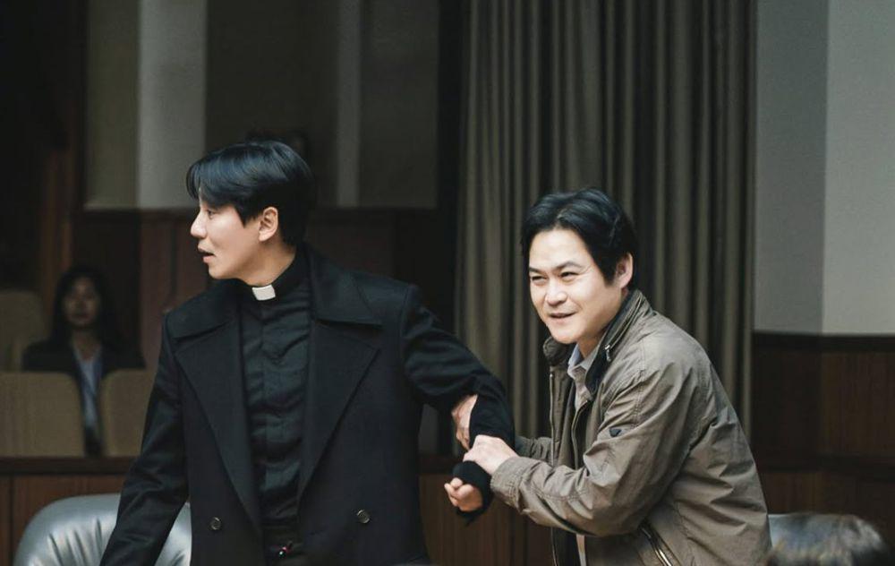 8 Kekonyolan Sidang Investigasi Khusus Doo Heon di The Fiery Priest 2