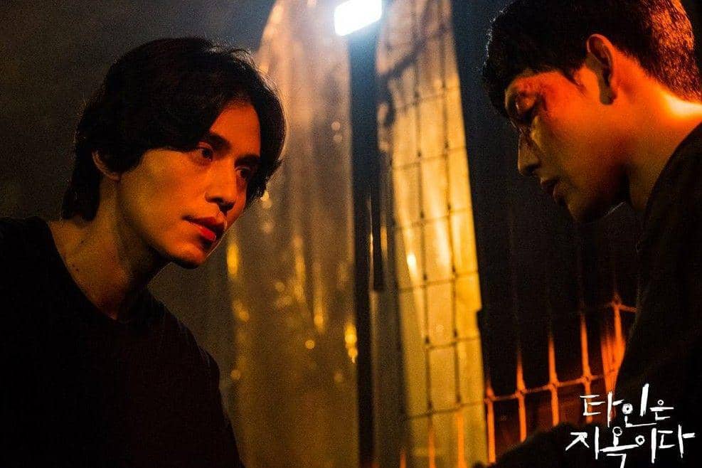 Lee Dong Wook dan Im Si Wan dalam potret promosi drama Korea Strangers from Hell yang dirilis oleh OCN.