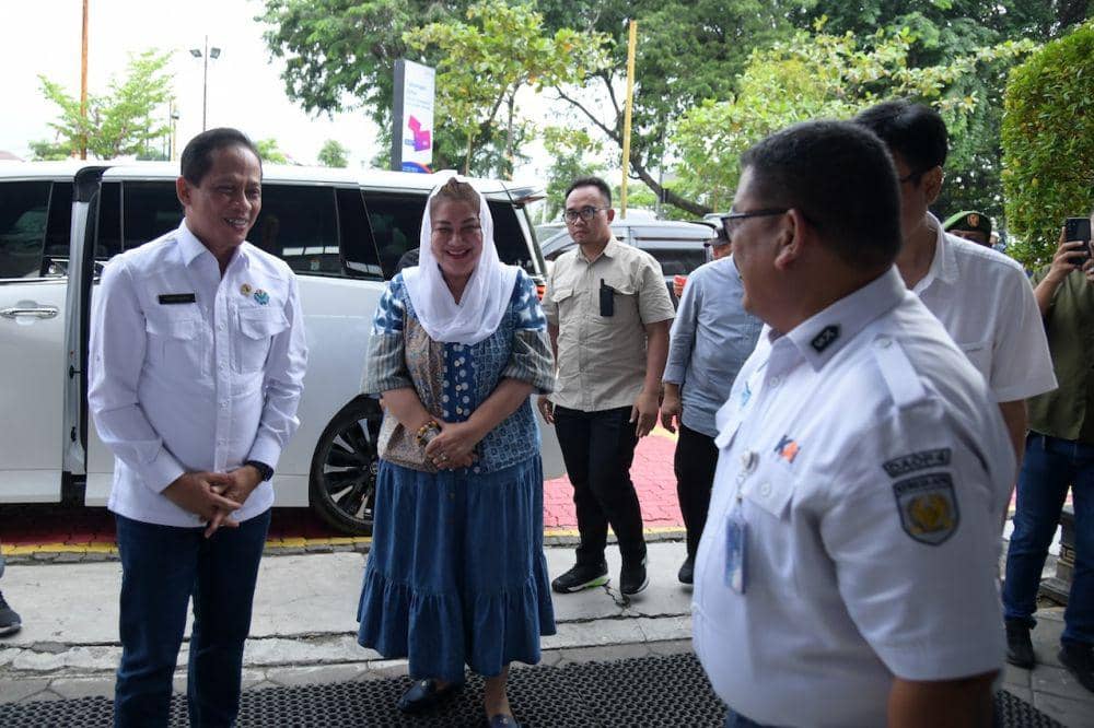 Menteri Lingkungan Hidup, Hanif Faisol Nurofiq didampingi Wali Kota Semarang, Hevearita Gunaryanti Rahayu pantauan di Stasiun Tawang Semarang. (dok. Pemkot Semarang)
