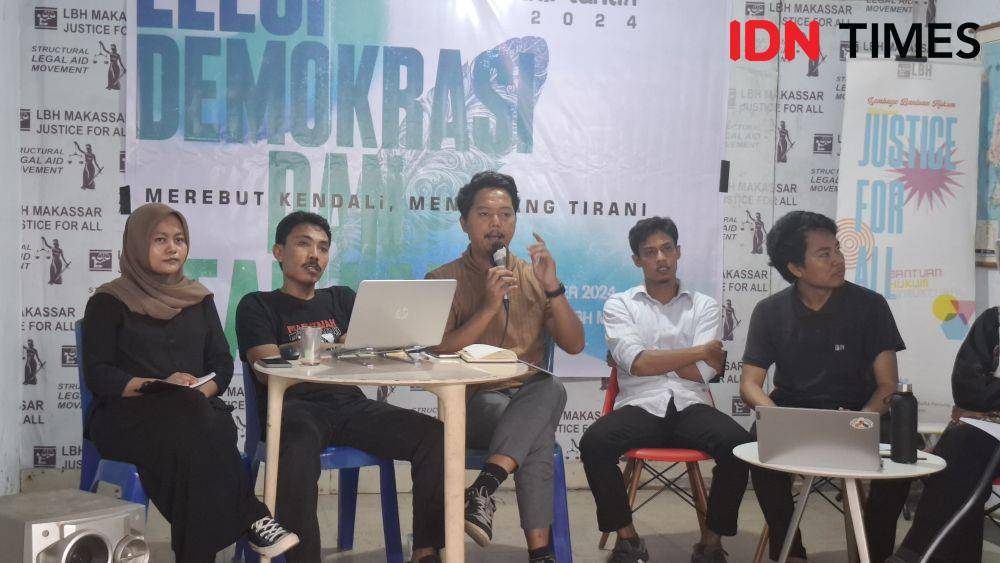 Direktur LBH Makassar, Abdul Aziz Dumpa (tengah) saat rilis Catatan Akhir Tahun LBH Makassar 2024, Jumat (27/12/2024). (IDN Times/Darsil Yahya)