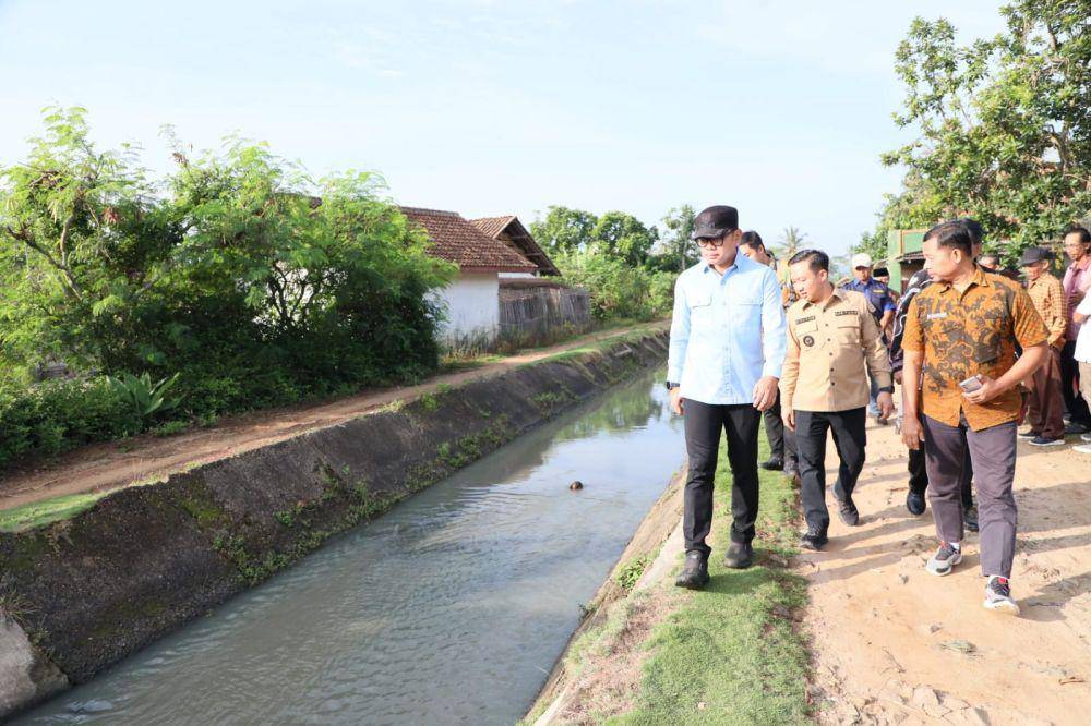 Wamendagri Bima Arya saat mengecek saluran irigas. (Dok. Humas Kemendagri)