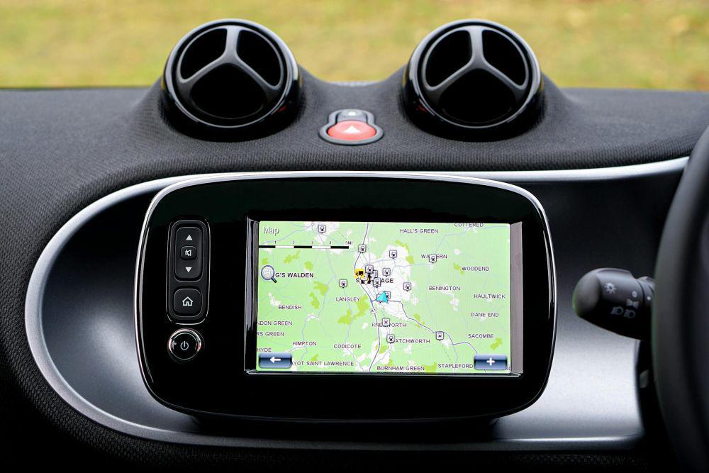 4 Tips Gunakan GPS di Mobil Tanpa Ganggu Konsentrasi Mengemudi