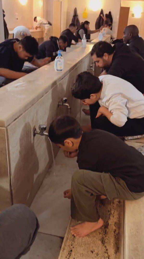 Hanung Bramantyo salat Jumat di masjid Roma (instagram.com/hanungbramantyo)