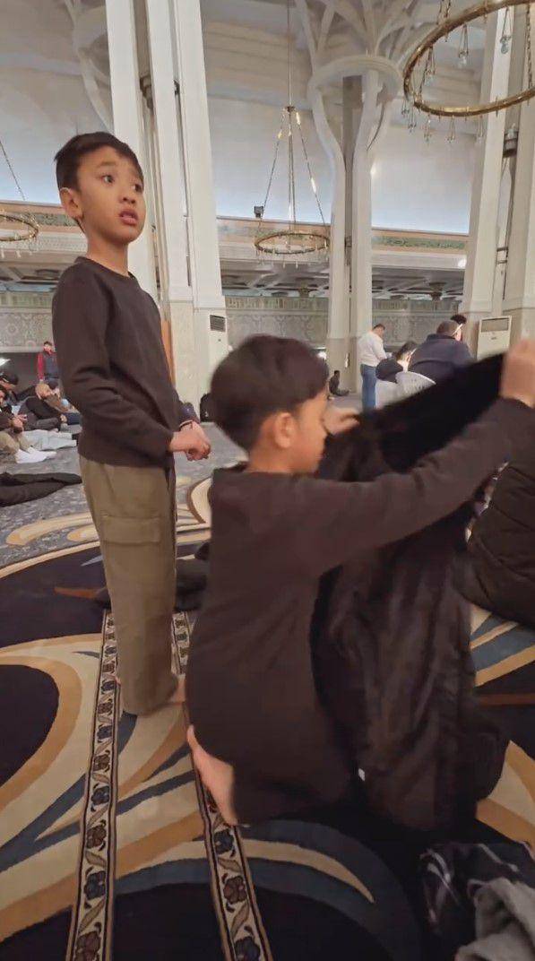 Hanung Bramantyo salat Jumat di masjid Roma (instagram.com/hanungbramantyo)