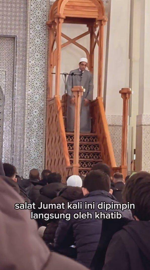 Hanung Bramantyo salat Jumat di masjid Roma (instagram.com/hanungbramantyo)