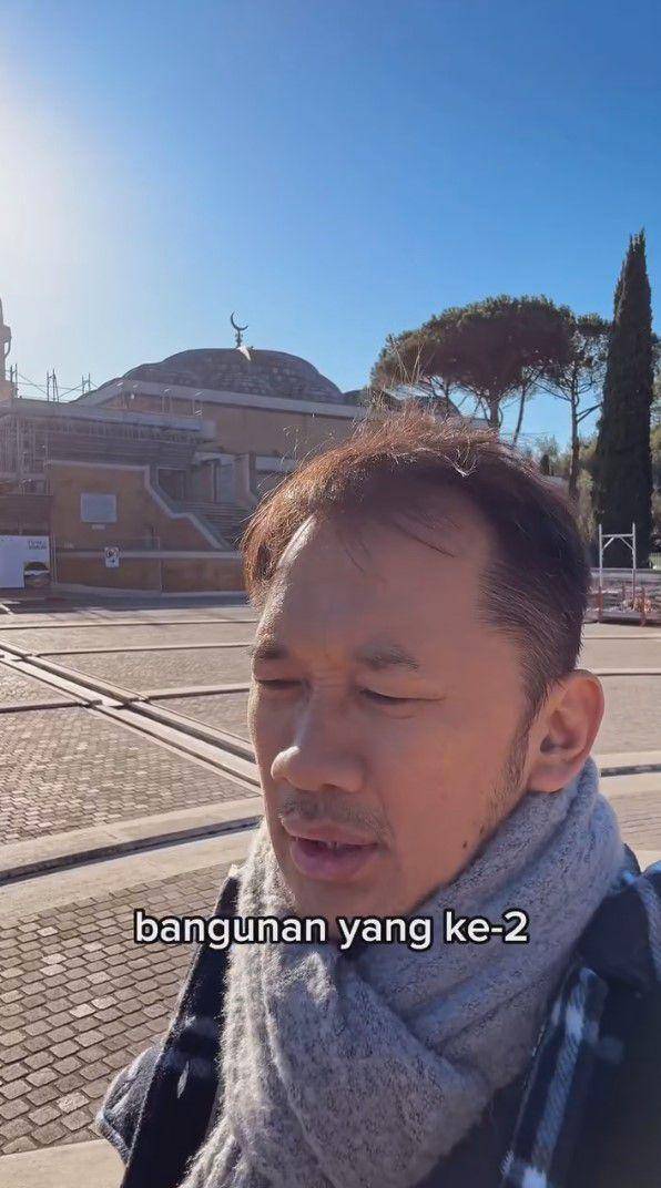 Hanung Bramantyo salat Jumat di masjid Roma (instagram.com/hanungbramantyo)