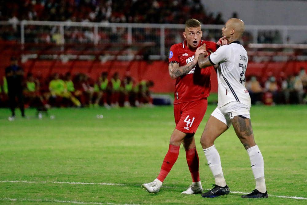 Pemain Persija Gustavo Almeida (kanan) menenangkan pemain Malut United Jorge Correa di laga BRI Liga 1 di Stadion Gelora Kie Raha Ternate, Sabtu (28/12/2024). ANTARA FOTO/Andri Saputra