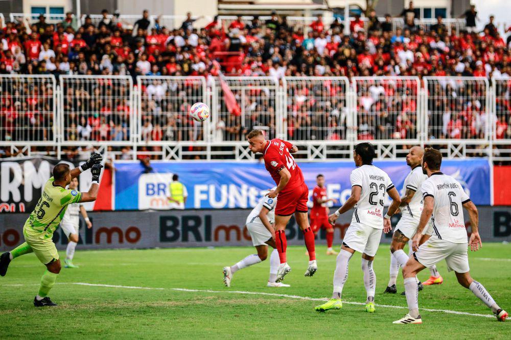 Pemain Malut United Cassio Scheid (kanan) menyundul bola ke gawang Persija di laga BRI Liga 1 di Stadion Gelora Kie Raha Ternate, Sabtu (28/12/2024).ANTARA FOTO/Andri Saputra