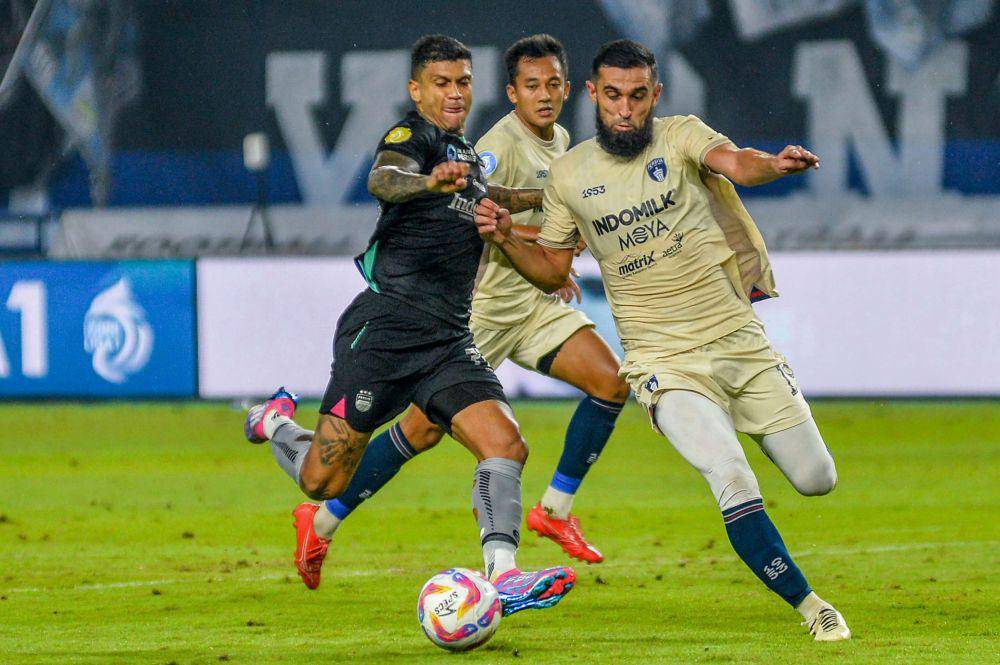 Pesepak bola Persib Bandung Ciro Alves (kiri) berebut bola dengan pesepak bola Persita Javlon Guseynov (kanan) saat pertandingan BRI Liga 1 di Stadion Gelora Bandung Lautan Api, Gedebage, Bandung, Jawa Barat, Minggu (22/12/2024). ANTARA FOTO/Raisan Al Farisi/ag