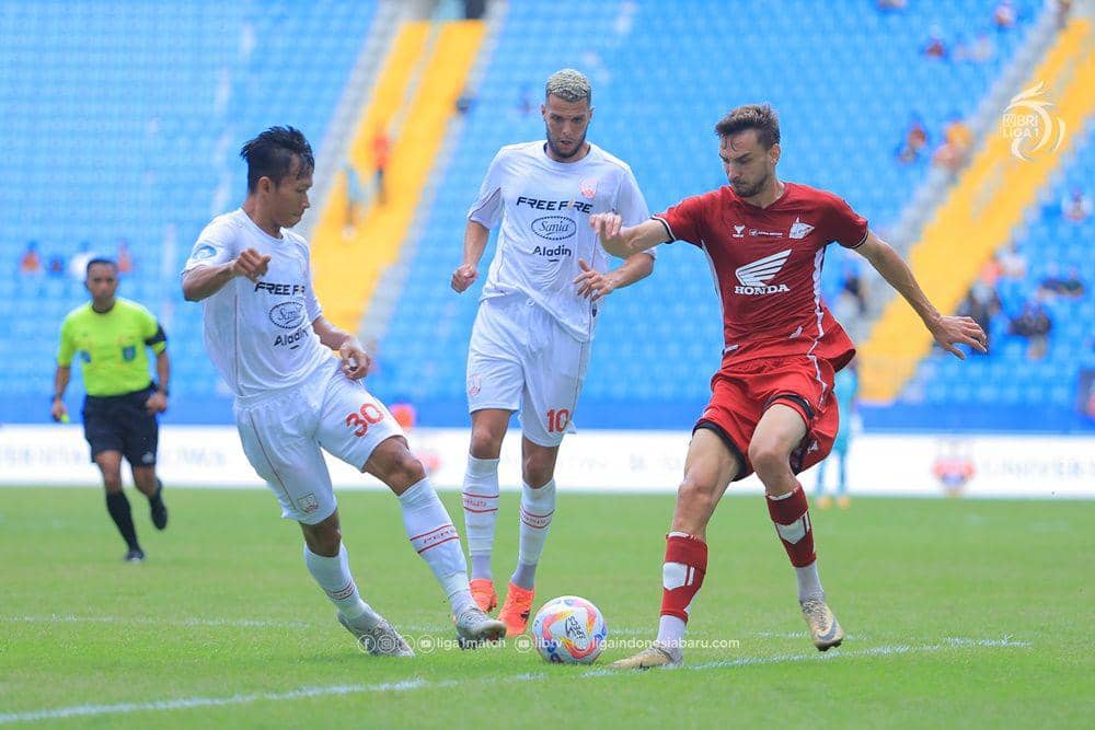 Penampilan striker PSM Makassar yakni Nermin Haljeta (kanan) dalam laga pekan pertama BRI Liga 1 2024/25 kontra Persis Solo di Stadion Batakan Balikpapan, 10 Agustus 2024. (Dok. PT Liga Indonesia Baru)