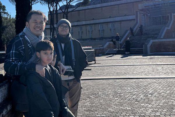 7 Potret Keluarga Hanung Bramantyo Salat Jumat di Kota Katolik Roma