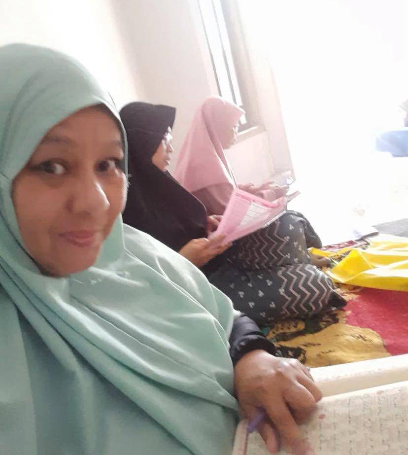 potret Poppy, ibu Rispo dan Fico (Instagram.com/poppyatoy)