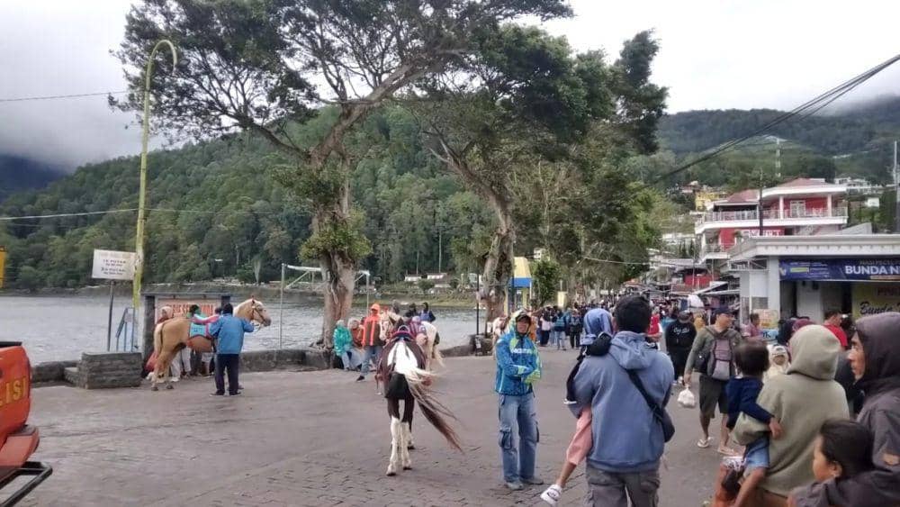 Telaga yang biasanya ramai wisatawan terlihat sepi. IDN / Riyanto.