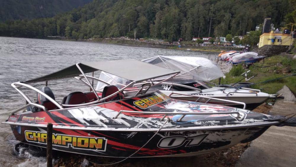 Pemilik perahu di telaga Sarangan memilih tidak beroperasi akibat cuaca ektrims. IDN Times/ Riyanto.l