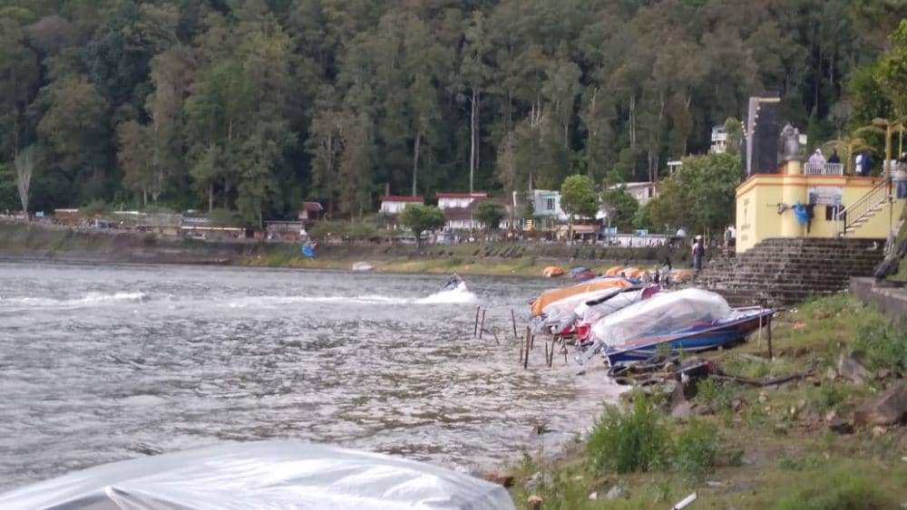 Banyak perahu memilih berhenti oprasi akibat cuaca ekstrim. IDN Times/ Riyanto.