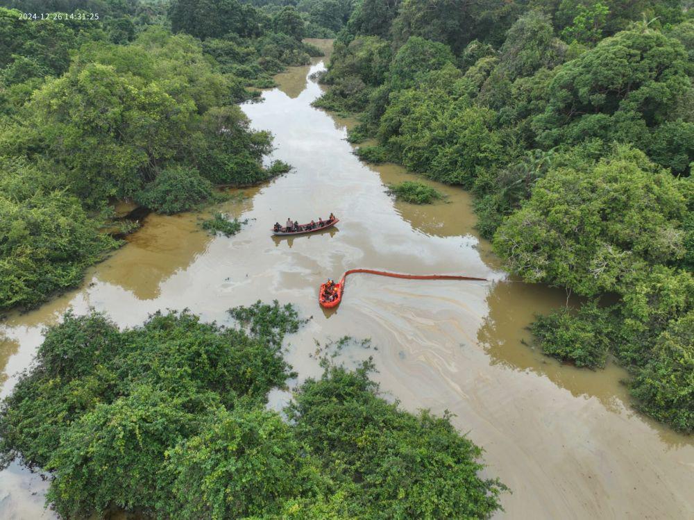Tercemar Tumpahan Minyak Ilegal, BPBD Sekat Sungai Batanghari Leko