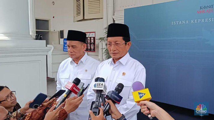 Foto: Menteri Agama Nasaruddin Umar dan Wakil Menteri Agama Romo Syafi'i memberikan keterangan pers kepada wartawan di Istana Kepresidenan, Jakarta, Jumat (27/12/2024). (CNBC Indonesia/EMir Yanwardhana)