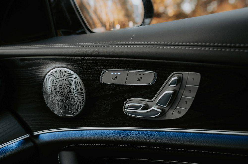 ilustrasi power window pada mobil (pexels.com/Luke Miller)