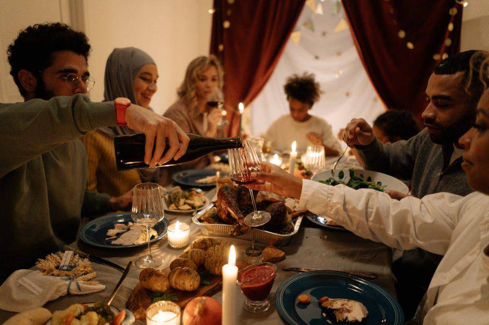 Ilustrasi pesta makan malam (pexels.com/cottonbro studio)