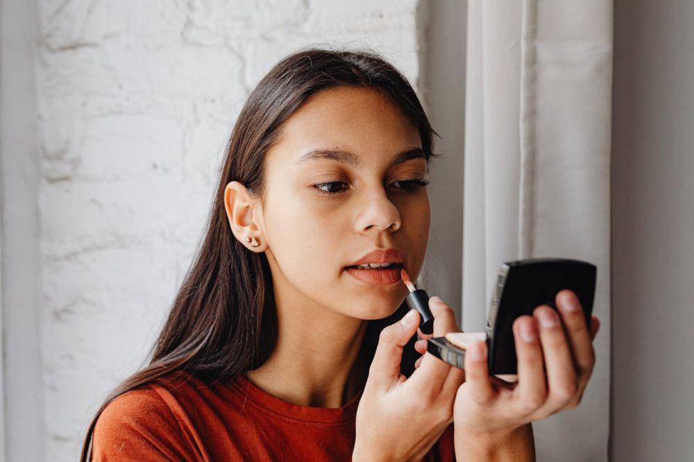 10 Lipstik Terbaik 2024 yang Tahan Lama, Gak Gampang Luntur