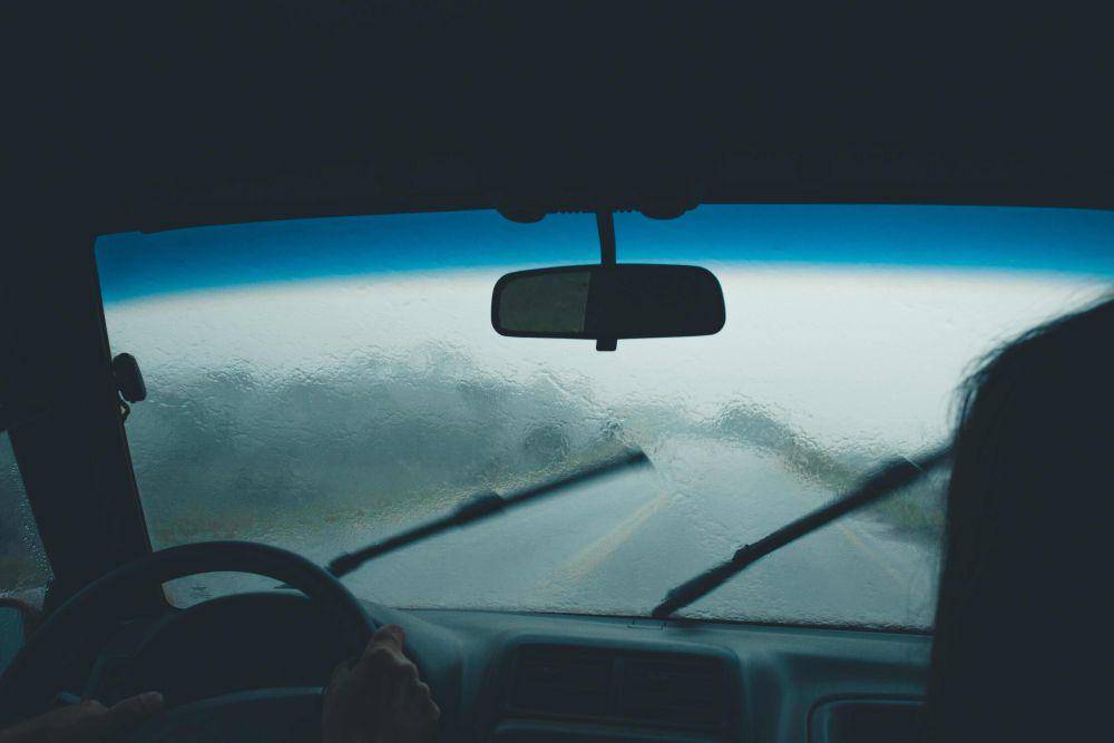 ilustrasi wiper pada mobil (pexels.com/Lucas Pezeta)