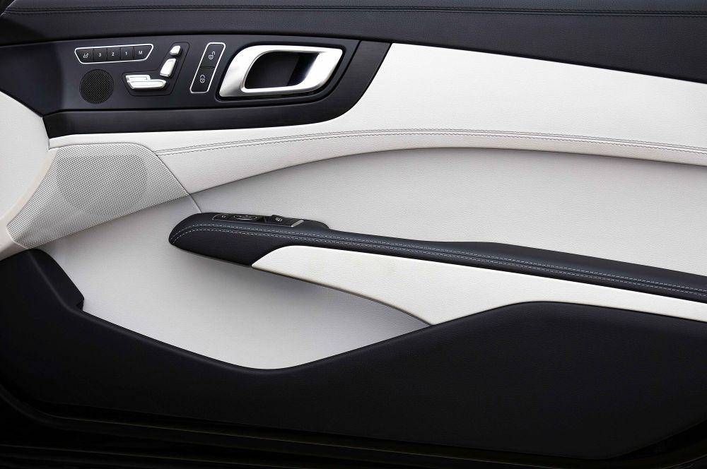 ilustrasi power window pada mobil (pexels.com/Mike Bird)