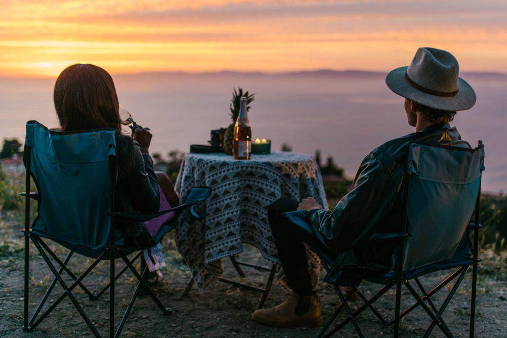 Ilustrasi menyaksikan sunset (pexels.com/RDNE Stock project)