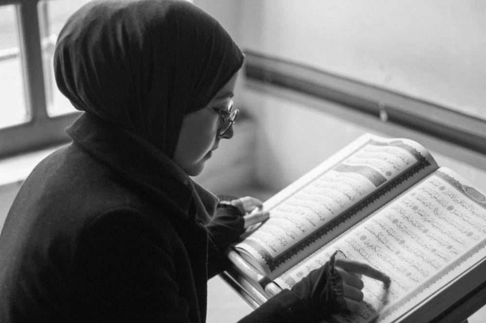 ilustrasi wanita membaca Al-Quran (pexels.com/Şevval Karataş)