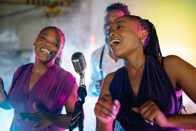 Ilustrasi karaoke (pexels.com/Yan Krukau)