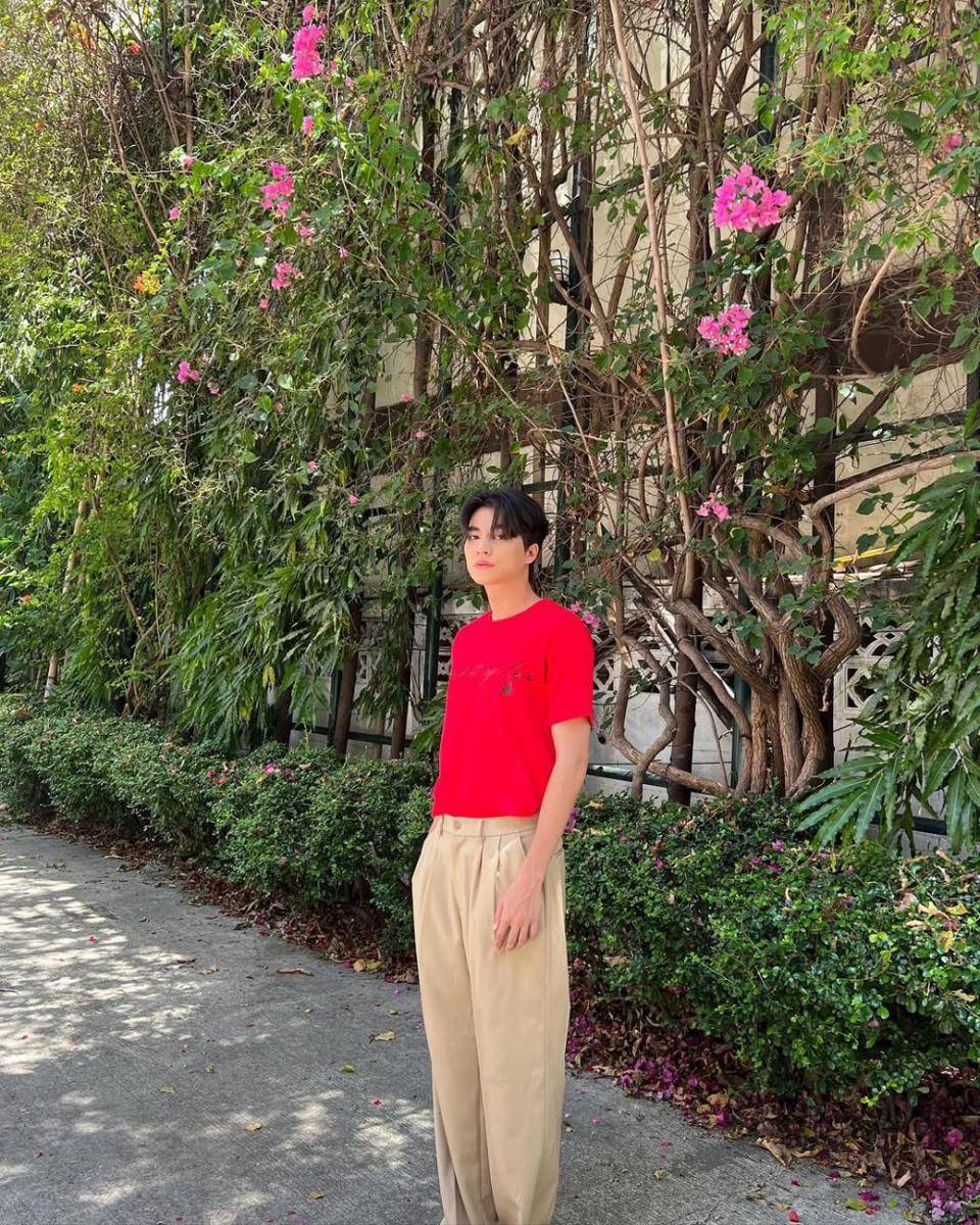 outfit nuansa merah ala Gulf Kanawut (instagram.com/gulfkanawut)