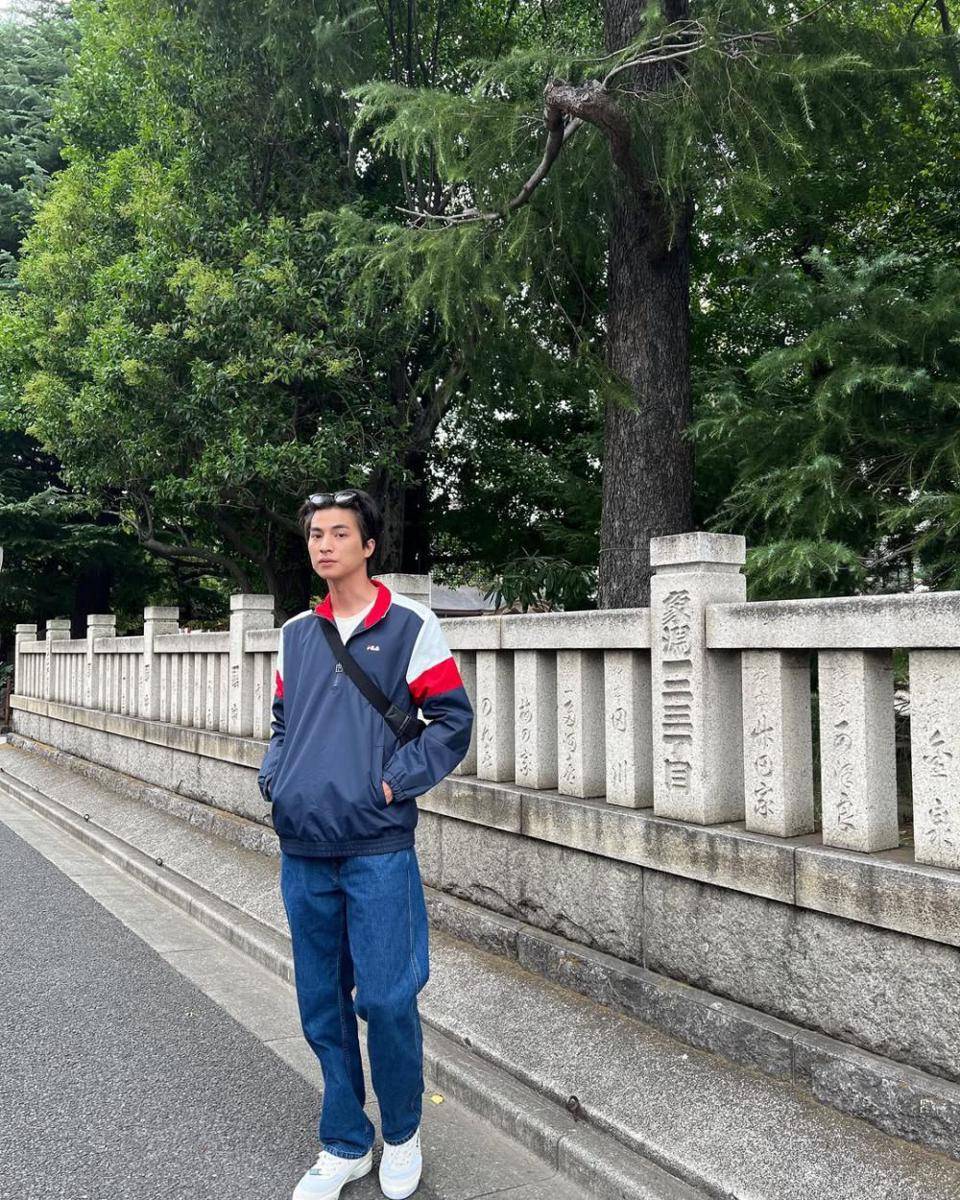 outfit nuansa merah ala Gulf Kanawut (instagram.com/gulfkanawut)