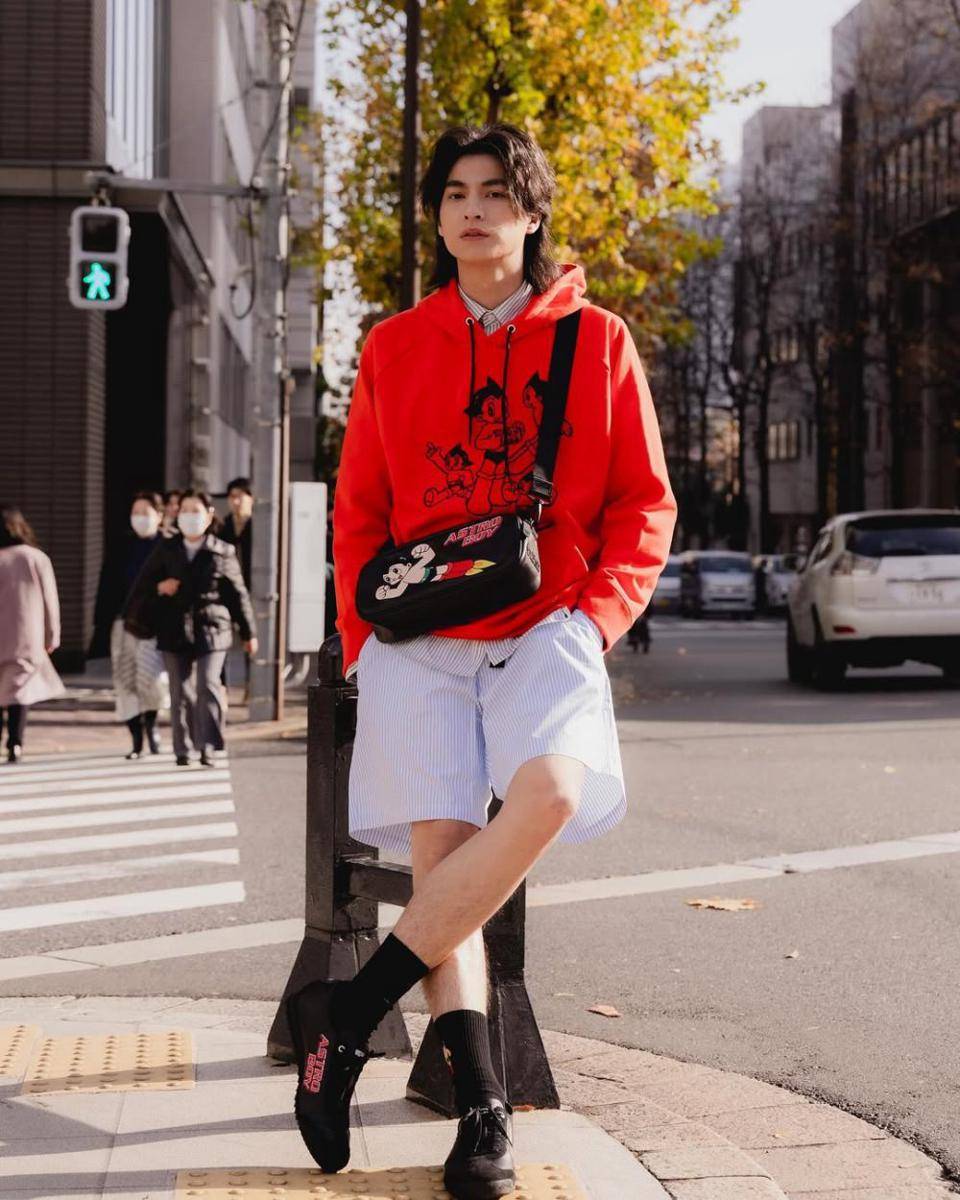 outfit nuansa merah ala Gulf Kanawut (instagram.com/gulfkanawut)