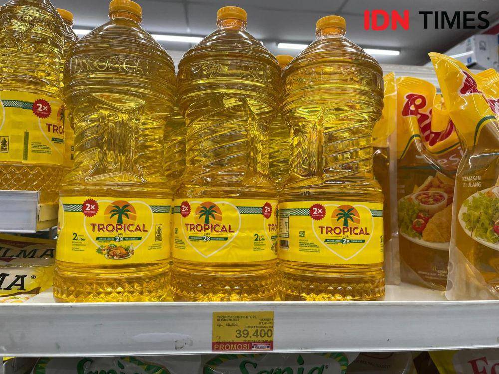 Harga minyak goreng 2 liter di Indomaret. (IDN Times/Triyan).