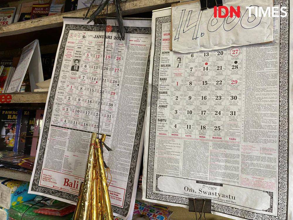 Nyoman Asihan berjualan kalender Bali hingga terompet tahun baru. (IDN Times/Yuko Utami)