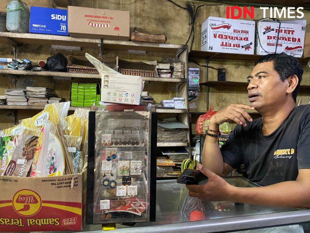 Nyoman Asihan menceritakan kondisi penjualan koran dan majalah di kiosnya. (IDN Times/Yuko Utami)