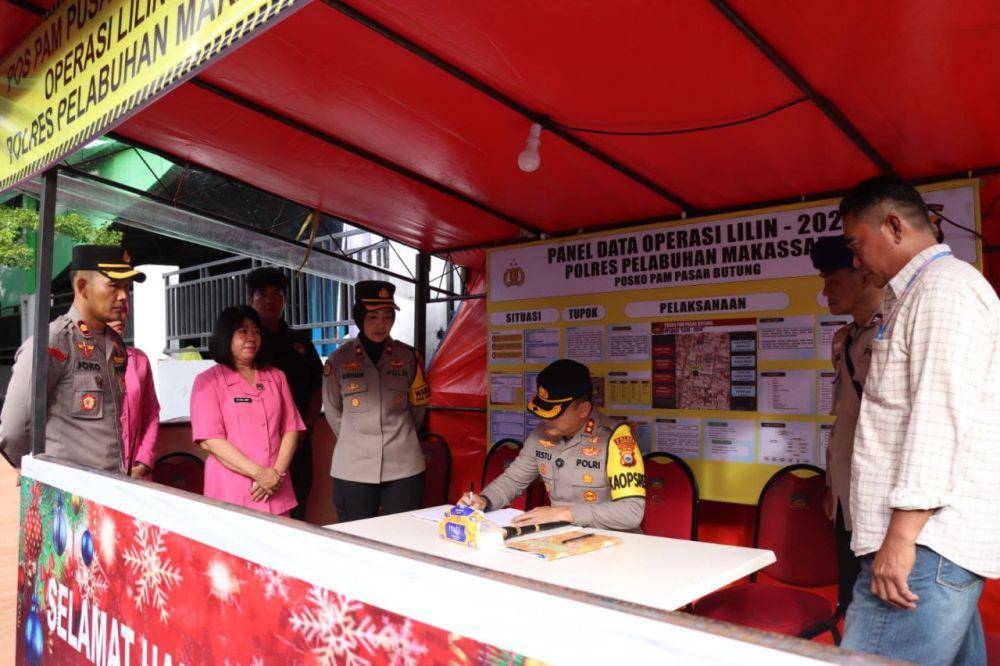 Kapolres Pelabuhan Makassar, AKBP Restu Wijayanto, melakukan kunjungan langsung ke pos pengamanan Natal 2024 dan Tahun Baru 2025, Minggu (29/12/2024)/Istimewa