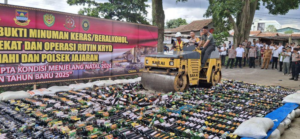 Polisi di Cimahi Musnahkan 11 Ribu Botol Miras Jelang Tahun Baru 2025
